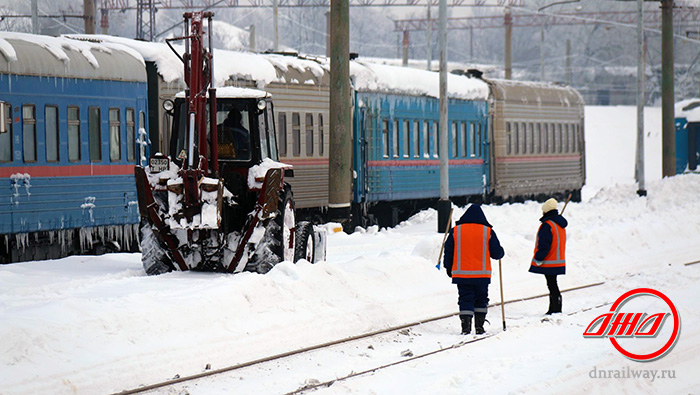 Путь снегоборьба служба пассажирских перевозок ГП Донецкая железная дорога Донецкая Народная республика снег зима трактор