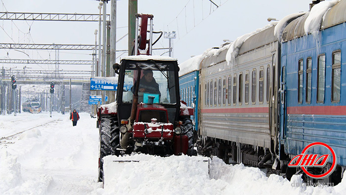 Путь снегоборьба служба пассажирских перевозок ГП Донецкая железная дорога Донецкая Народная республика снег зима трактор