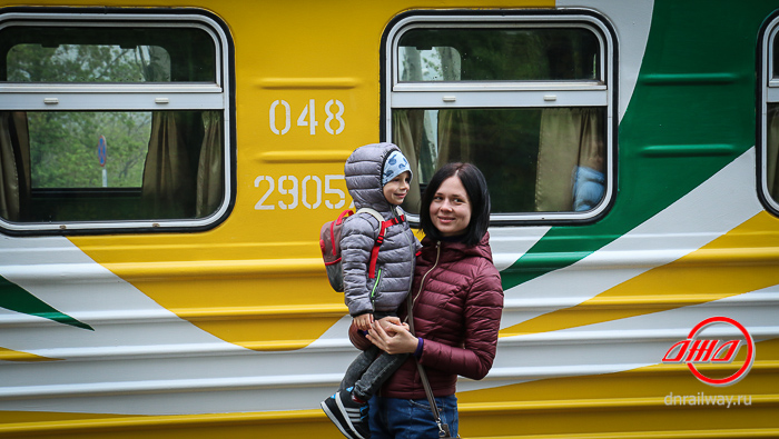 Пассажиры Донецкой Детской железной дороги ГП Донецкая железная дорога вагон мать и ребенок