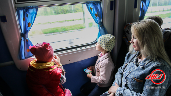 Вид из окна вагона Детской железной дороги ГП Донецкая Железная дорога пассажиры дети