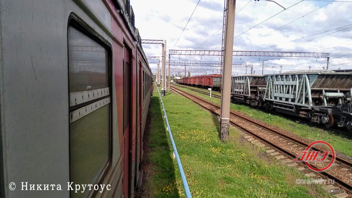 Электричка вид из окна Донецкая ЖД ДНР пути грузовые вагоны трава цветы