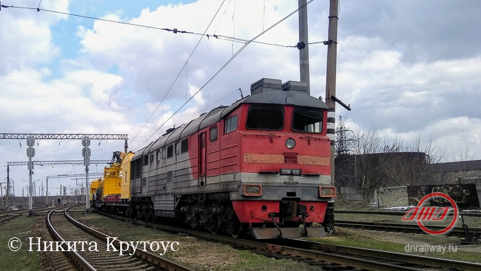 Тепловоз на путях Донецкая ЖД пути вид рельсы небо