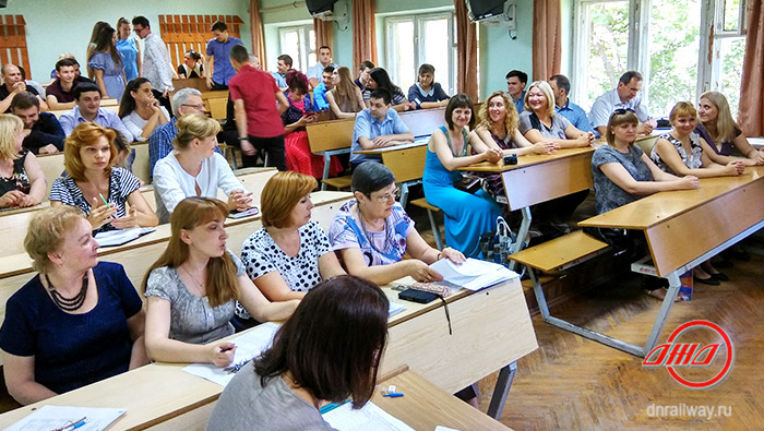 Распределение выпускников по специальностям Донецкий институт железнодорожного транспорта Государственное предприятие Донецкая железная дорога Донецкая народная республика