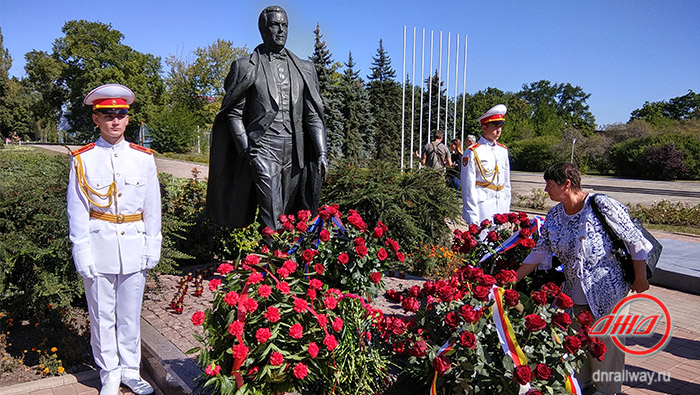 Возложение цветов памятник Кобзону Государственное предприятие Донецкая железная дорога Донецкая народная республика