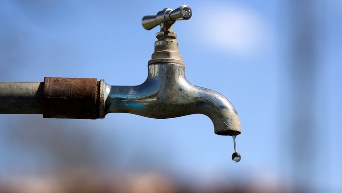 Water drop falling from an old tap Кран капля вентиль вопрос водоснабжение Иловайск Государственное унитраное предприятие Донецкая Народная Республика Донецкая железная дорога Трансграничный концерн Железные дороги Донбасса