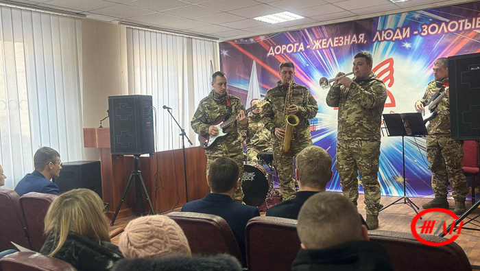 Луганск памятник монумент ДОРПРОФЖЕЛ 23 февраля Федеральное государственное унитарное предприятие Железные дороги Новороссии Донецкая Народная Республика Российская федерация
