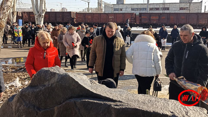 Луганск памятник монумент ДОРПРОФЖЕЛ 23 февраля Федеральное государственное унитарное предприятие Железные дороги Новороссии Донецкая Народная Республика Российская федерация