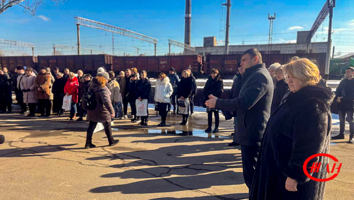 Луганск памятник монумент ДОРПРОФЖЕЛ 23 февраля Федеральное государственное унитарное предприятие Железные дороги Новороссии Донецкая Народная Республика Российская федерация